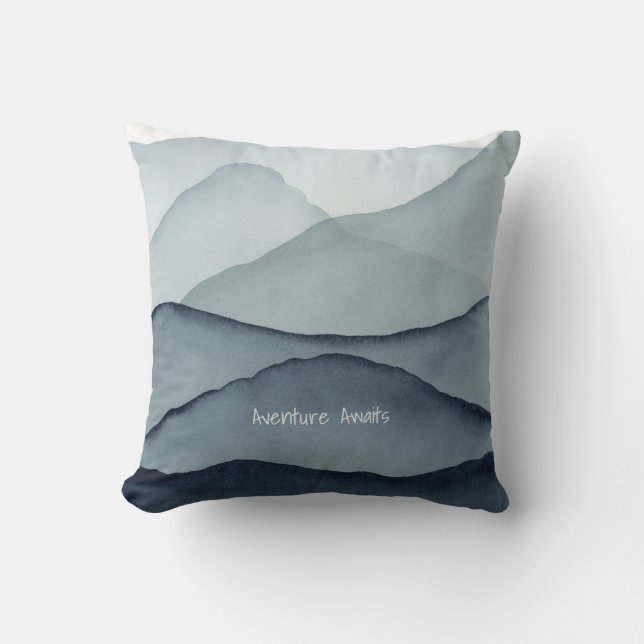 Adventure Awaits Watercolor Mountain Kussen (Voorkant)
