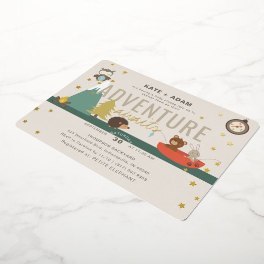 Adventure Awaits Woodland Neutral Taup Baby shower Folie Uitnodiging (Gedraaid)