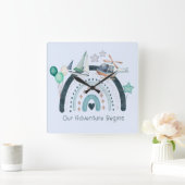 Adventure begint met Cute Rainbow met speelgoed Vierkante Klok (Huis)