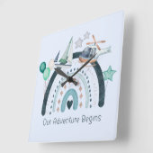 Adventure begint met Cute Rainbow met speelgoed Vierkante Klok (Hoek)