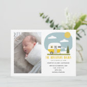 Adventure begint met gele Camper Baby geboorte Aankondiging (Staand voorkant)