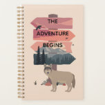 Adventure begint met reisgebarentaal Post Wilderne Planner<br><div class="desc">Een eenzame wolf staat bij een bordpost die een avontuur belooft met de wildernis daarbuiten. Symbolische moderne kunst voor avonturiers.</div>
