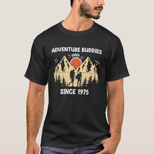 Adventure Buddies Since 1975 Hiking Partner T-shirt (Voorkant)
