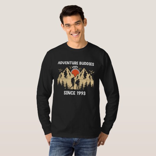 Adventure Buddies Since 1993 Hiking Partner T-shirt (Voorkant volledig)