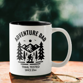 Adventure Dad aangepaste wandelscène - Trail getes Tweekleurige Koffiemok