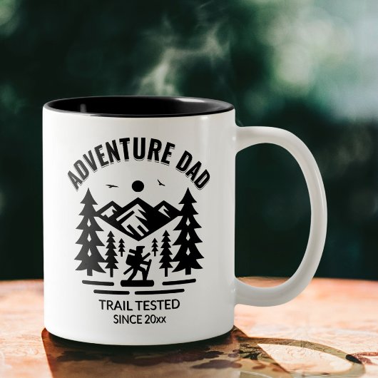 Adventure Dad aangepaste wandelscène - Trail getes Tweekleurige Koffiemok