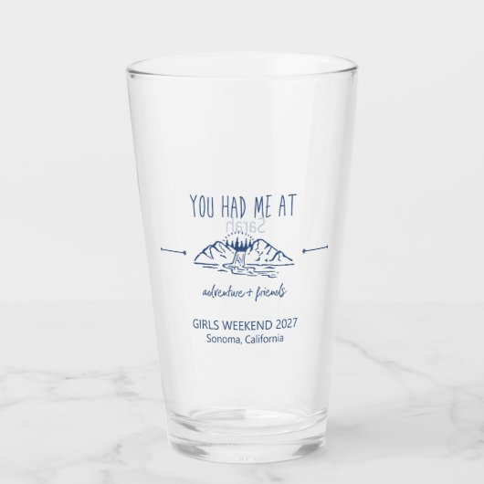 Adventure en Friends Girls Weekend Getaway Custom Glas (Voorkant)