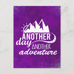 Adventure Quote - bergen op Paarse achtergrond Briefkaart