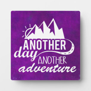 Adventure Quote - bergen op Paarse achtergrond Fotoplaat