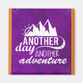 Adventure Quote - bergen op Paarse achtergrond Magneet (Voorkant)