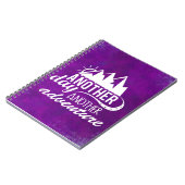 Adventure Quote - bergen op Paarse achtergrond Notitieboek (Linkerzijde)