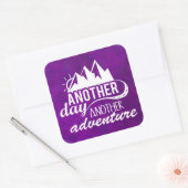 Adventure Quote - bergen op Paarse achtergrond Vierkante Sticker (Envelop)