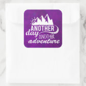 Adventure Quote - bergen op Paarse achtergrond Vierkante Sticker (Tas)