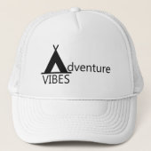 Adventure Vibes Camping Tent Logo Typografie Trucker Pet (Voorkant)