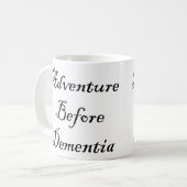 Adventure voor dementie Mok Funny Traveler Mok (Voorkant links)