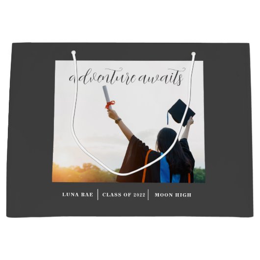 Adventure wacht op Afstuderen Gift Bag Groot Cadeauzakje (Voorkant)