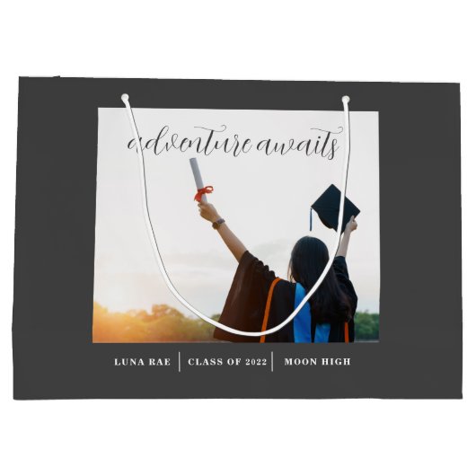 Adventure wacht op Afstuderen Gift Bag Groot Cadeauzakje (Achterkant)