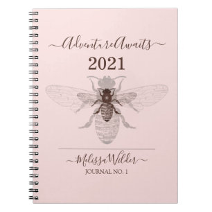 Adventure wacht op Custom Dusty Pink Bee Journal Notitieboek