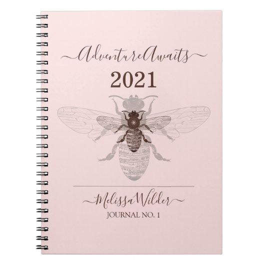 Adventure wacht op Custom Dusty Pink Bee Journal Notitieboek (Voorkant)