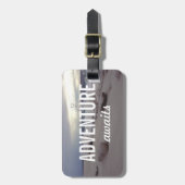 Adventure wacht op Typografie Beach Waves Bagagelabel (Voorkant verticaal)