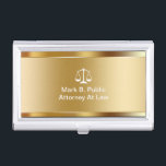 Advocaat Visitekaarthouder<br><div class="desc">Advocaat visitekaartje houder met koele gesimuleerde gouden metallic achtergrond afgedrukt op de voorkant en schaal van justitie met jouw naam en beroep gedurfd weergegeven voor een beste eerste indruk. Ontworpen om je visitekaartjes vast te houden en ze in stijl te beschermen voor een jurist,  advocatenkantoor,  personeel of advocaten.</div>