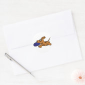 AE- Grappige bruine puppy hond vangen frisbee Ronde Sticker (Envelop)