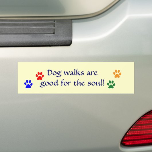 AE- Hond loopt met poten bumpersticker (Op auto)