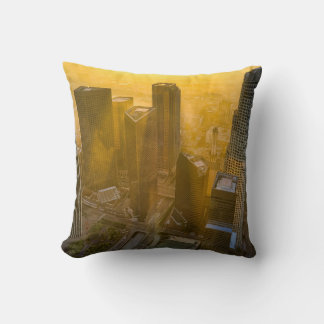 AERIEEL UITZICHT VAN STADSGEBOUWEN TIJDENS DE DAG KUSSEN