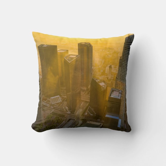 AERIEEL UITZICHT VAN STADSGEBOUWEN TIJDENS DE DAG KUSSEN (Voorkant)