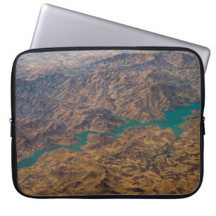 AERIËLE FOTOGRAFIE VAN BROWN MOUNTAIN LAPTOP SLEEVE