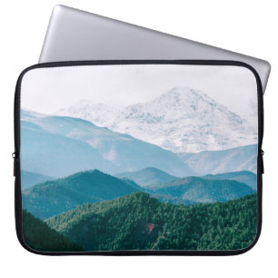 AERIËLE FOTOGRAFIE VAN MOUNTAIN EN TREIN LAPTOP SLEEVE