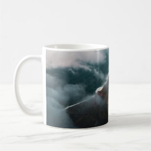 AERIËLE FOTOGRAFIE VAN MOUNTAINE DIE ONDER FOG VA KOFFIEMOK