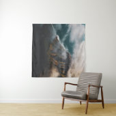 AERIËLE FOTOGRAFIE VAN MOUNTAINE DIE ONDER FOG VAL WANDKLEED (In Situ (horizontaal))