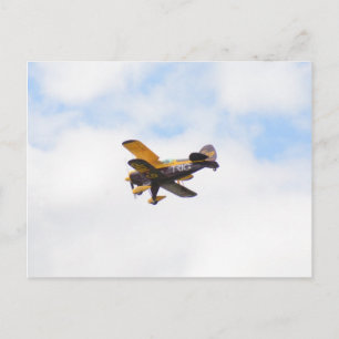 Aerobatisch tweedekker in vlucht briefkaart