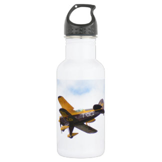 Aerobatisch tweedekker in vlucht waterfles