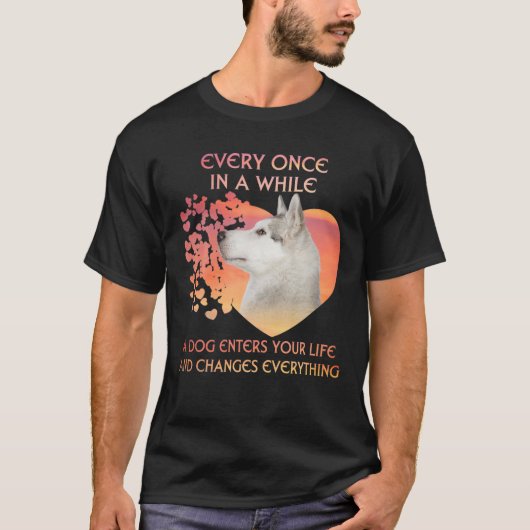 Af en toe komt een Siberische man je binnen T-shirt (Voorkant)