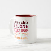 Af en toe komt er iemand geweldig, uitzonderlijk tweekleurige koffiemok (Voorkant links)