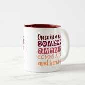 Af en toe komt er iemand geweldig, uitzonderlijk tweekleurige koffiemok (Voorkant rechts)