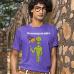 Afbeelding aangepaste berichtenruimte Alien en en  T-shirt<br><div class="desc">Voeg een grappige slogan of een gepersonaliseerde boodschap toe aan dit grafische t-shirt dat een illustratie bevat van een buitenaardse ruimte die sommige planeet-vormige ballonnen bevat.</div>