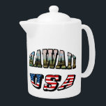 Afbeelding Hawaii en Vlagtekst VS Theepot<br><div class="desc">De Hawaïaanse eilanden zijn een archipel van acht grote eilanden, verschillende atollen, talrijke kleinere eilandjes en onderzeese zeeen in de Noord-Stille Oceaan, die zich uitstrekken over ongeveer 1500 kilometer van Hawaï in het zuiden tot het meest noordelijke Kure-atol. Exclusief Midway is een unincorporated territory van de Verenigde Staten, de Hawaïaanse...</div>