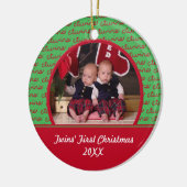 Afbeelding met rode en groene tinten keramisch ornament (Links)