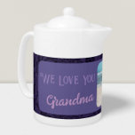 Afbeelding persoonlijke foto Tekst Grootma Gift Vi Theepot<br><div class="desc">Geniet van uw ochtendthee in stijl met onze Chic Personalized Foto Text Tea Pot. Deze theepot is een perfecte manier om een persoonlijke aanraking aan uw theetijd routine toe te voegen, die een douane voorkant met uw foto en tekst kenmerkt. Het bloemetjesontwerp biedt een prachtige achtergrond voor uw aangepast afbeelding...</div>