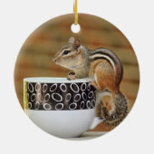Afbeelding van de Chipmunk met de Latte Coffee Cup Keramisch Ornament (Achterkant)