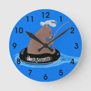 Afbeelding van de Cute beer cub Fishing cartoon Ronde Klok