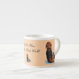 afbeelding van een schattige puppy beagle die mam espresso kop
