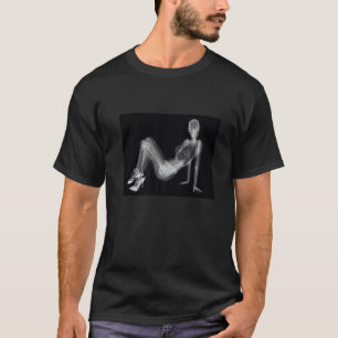 Afbeelding van een vrouw met hoge hakken en onderg t-shirt