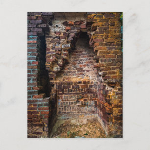 Afbrokkelende bakstenen muur met gebogen opening briefkaart