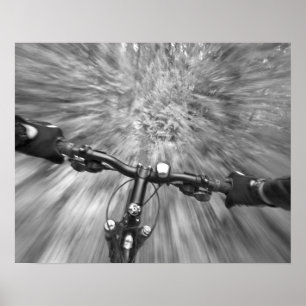 Afdalend over een glad gedeelte singletrack poster