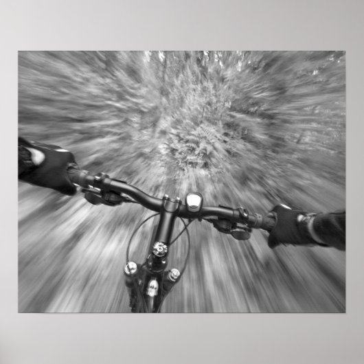 Afdalend over een glad gedeelte singletrack poster (Voorkant)