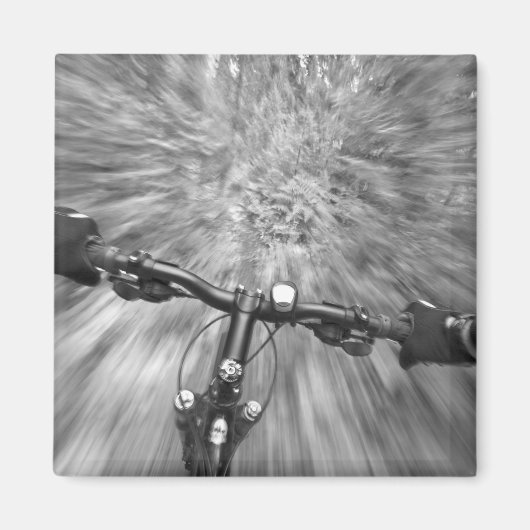 Afdalend over een glad stuk singletrack magneet (Voorkant)